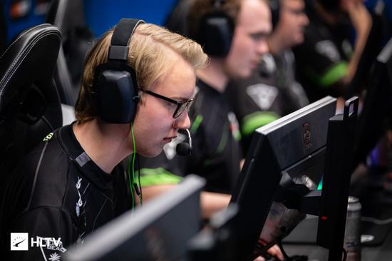 英雄联盟S15入围赛精彩对决：iG与T1生死战解析